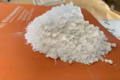 Comment la poudre d'ibuprofène pure affecte-t-elle la fluidité et la compressibilité de la formulation&nbsp;?